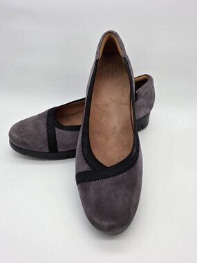 Clarks Artisan Daelyn Hill Womens 9 Grey Suede Wedge Loafer Comfort Minimalist
